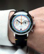 popup|Matthias has a wrist circumference of 18.5 cm|The "Vintage" strap - made in Germany - impresses with its striking cut edge and the two-tone 'pull-up effect'.