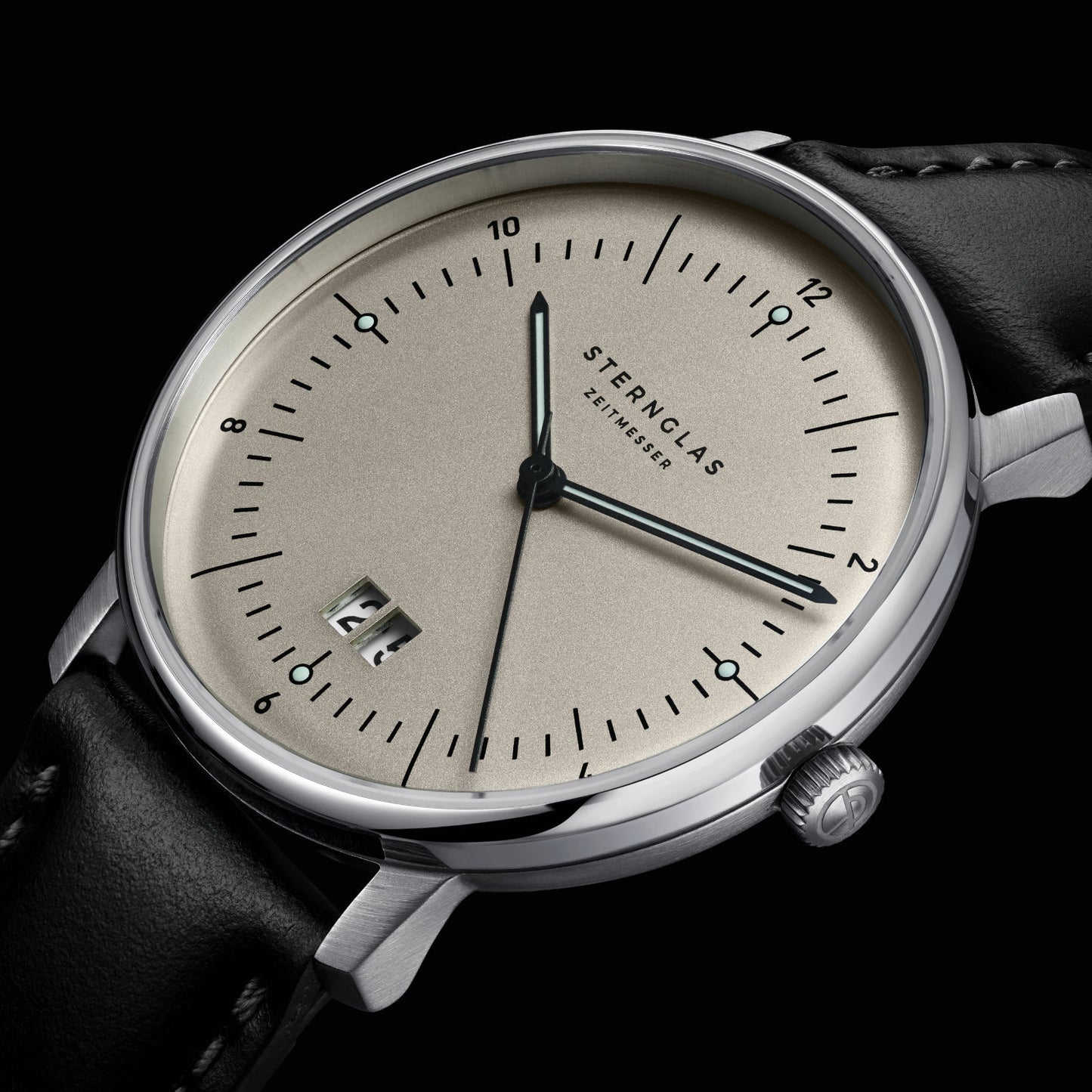 Naos Big Date alabaster