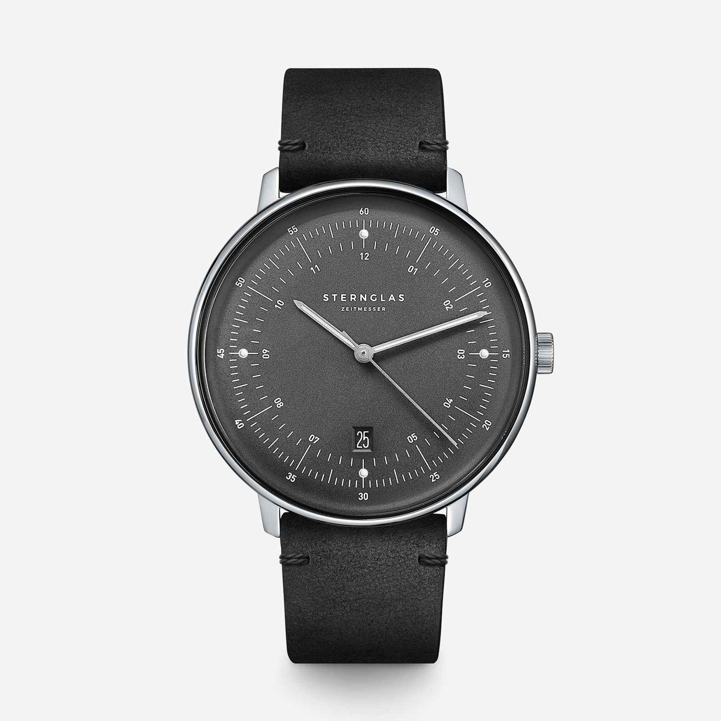 popup|Curved dial|The graphite satin-finished dial with fine curvature gives the model a noble vintage character.