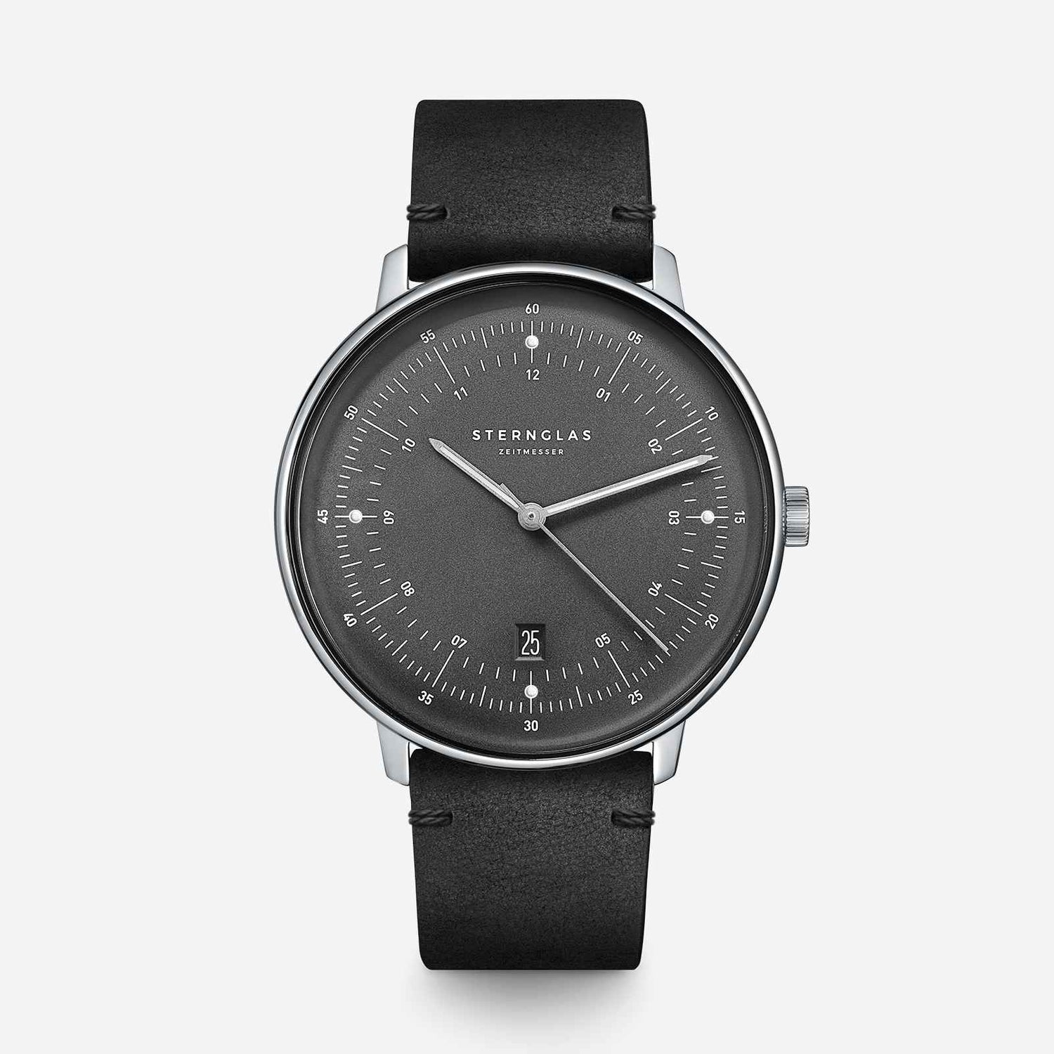 popup|Curved dial|The graphite satin-finished dial with fine curvature gives the model a noble vintage character.