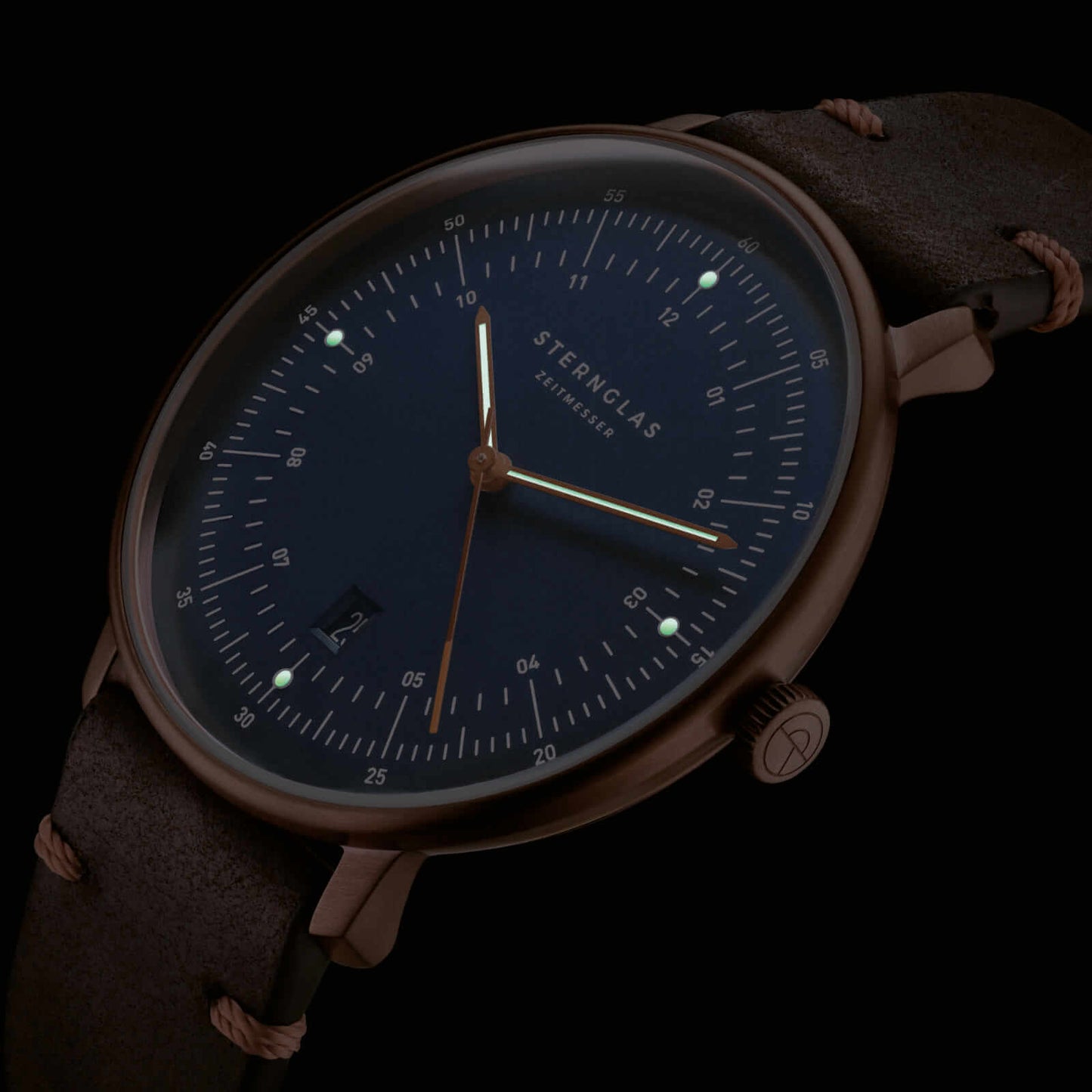 popup|Best readability. Even in the dark|The detailed dial design and the hands and indices with noctilucent Luminova underline the technical character of the Hamburg.