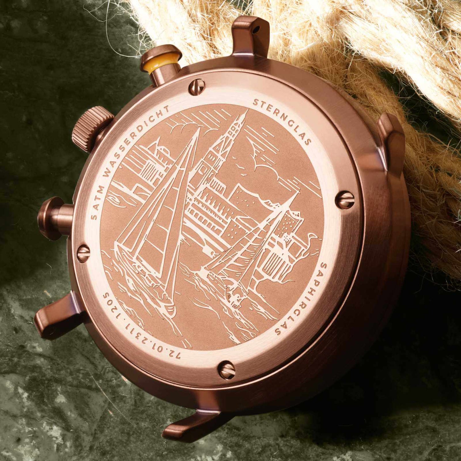 popup|Regatta engraving on the case back|As is typical for STERNGLAS timepieces, the engraving here is also a real eye-catcher: it shows two sailing boats on the Outer Alster. A symbol of adventure and our connection to our home city of Hamburg.