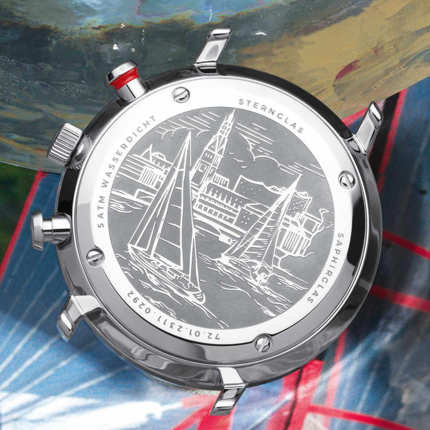 popup|Regatta engraving on the case back|As is typical for STERNGLAS timepieces, the engraving here is also a real eye-catcher: it shows two sailing boats on the Outer Alster. A symbol of adventure and our connection to our home city of Hamburg.