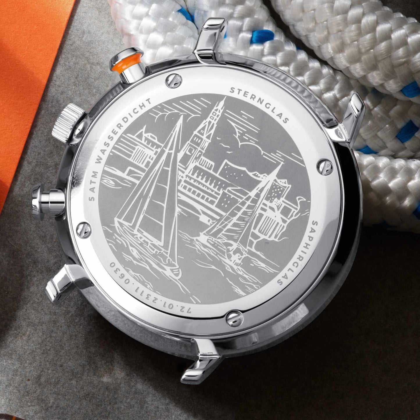 popup|Regatta engraving on the case back|As is typical for STERNGLAS timepieces, the engraving here is also a real eye-catcher: it shows two sailing boats on the Outer Alster. A symbol of adventure and our connection to our home city of Hamburg.