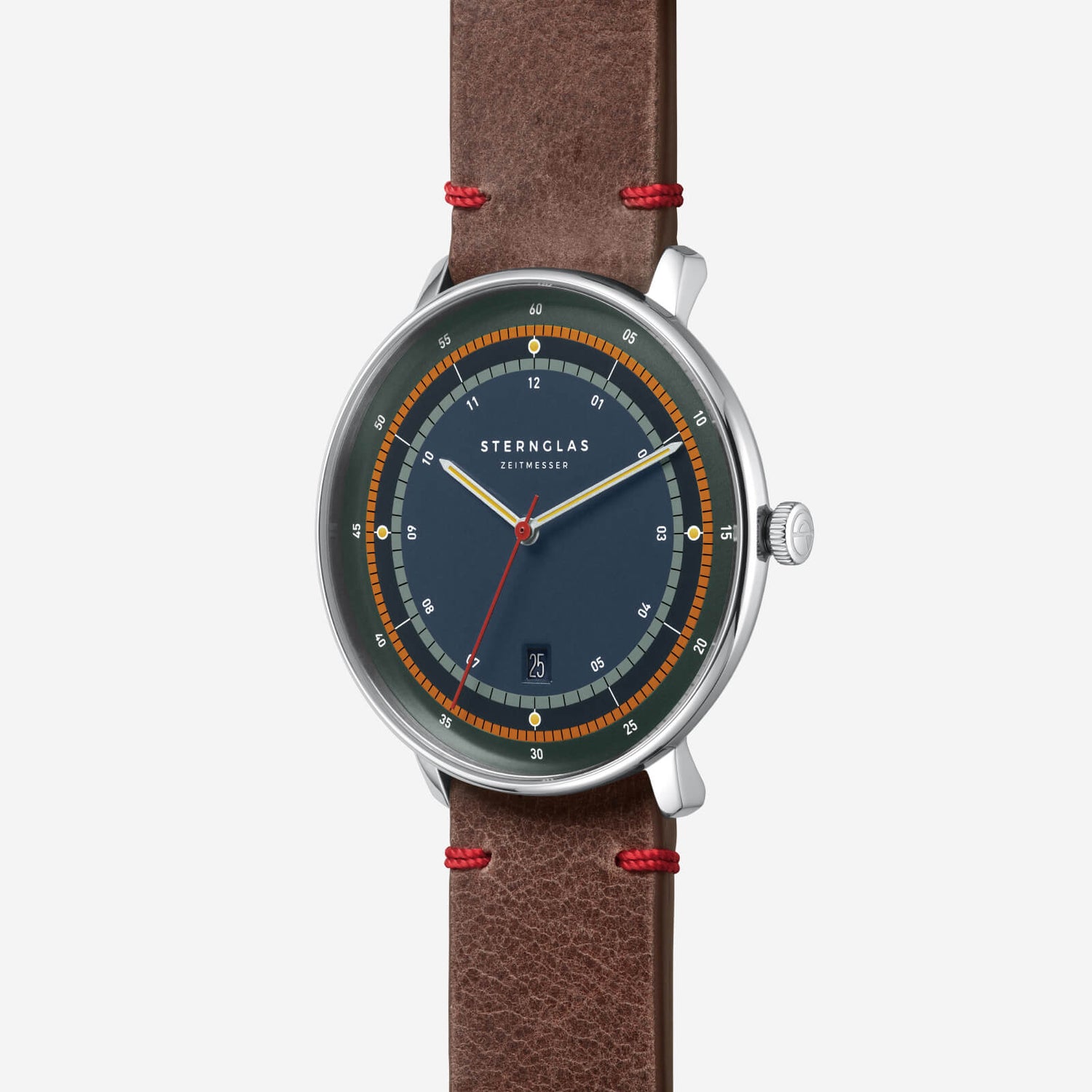 popup|Curved dial|The high-contrast satin-finish dial with fine curvature gives the model a colourful character.